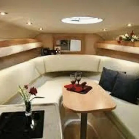 Honeysuckle Rose Boat 船屋 瑟内夫